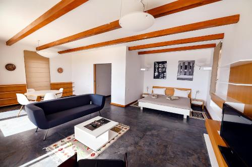 a living room with a couch and a table at Domeniul Vila Dobrusa - Crama AVINCIS in Drăgăşani