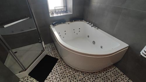 Ένα μπάνιο στο Apartament z jacuzzi