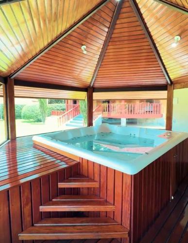 Bazén v ubytování Suite com spa Campos do Jordão nebo v jeho okolí