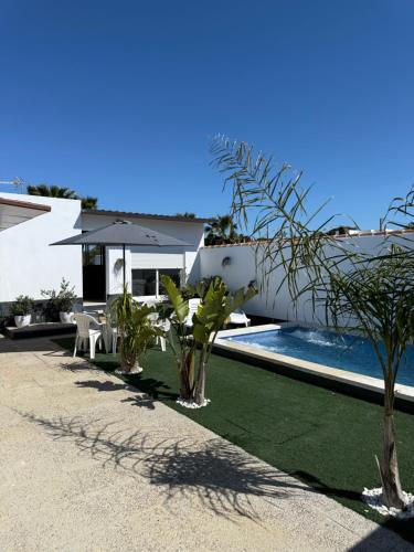 Apartamento con piscina y jardín