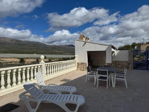 un patio con tavolo e sedie su un balcone di Casa Tramontana CR Los Cuatro Vientos a Moratalla