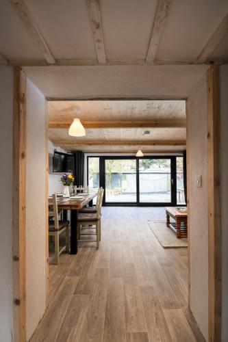Una cocina o cocineta en The Old Thatch