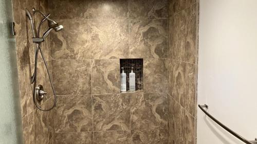 Phòng tắm tại Newly Remodeled 5 Bedroom Home With Hot Tub