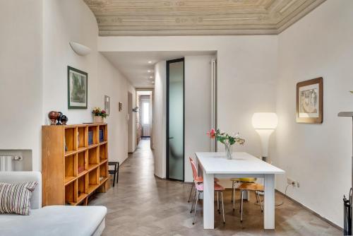 a living room with a white table and chairs at The Art Luxury Home in Florence