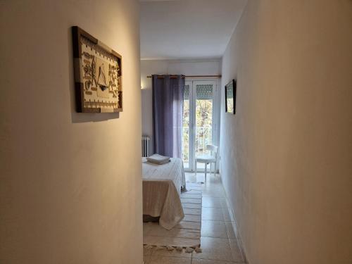 a hallway with a room with a table and a window at Apartamento a un paso de la playa in Sant Feliu de Guixols