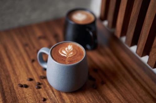 een kopje koffie op een houten tafel bij Hilton Los Cabos in San José del Cabo