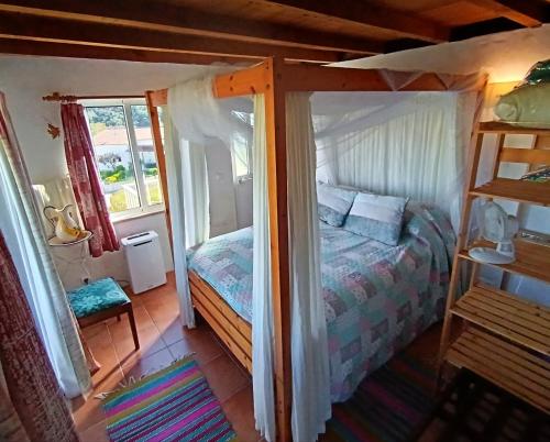 Un dormitorio pequeño con una cama y una ventana. en Casa da Casimira, en Miranda do Corvo