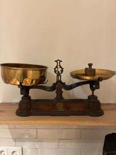 a scale on a table with a bowl on it at Wohnen über den Dächern am Meranplatz in Bad Aussee