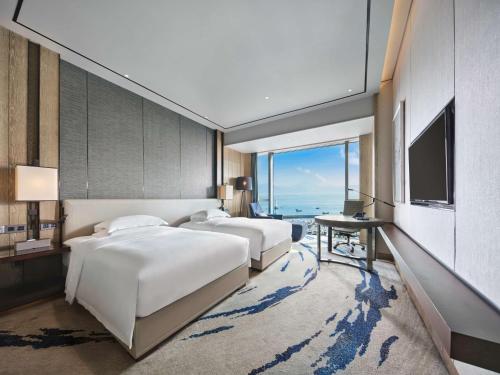 Postel nebo postele na pokoji v ubytování Hilton Shenzhen Shekou Nanhai
