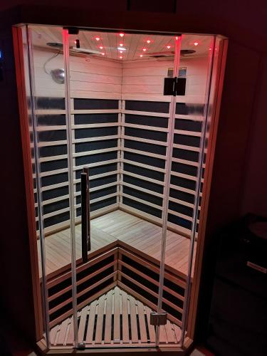 une chambre avec une étagère vide dans une pièce dans l'établissement Appartement haut de gamme avec jacuzzi sauna à 5min de la plage à pied, au Havre