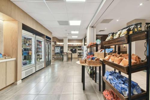 Supermarket nebo jiné obchody v  hotelu nebo okolí