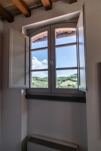 Nespecifikovaný výhled na hory nebo výhled na hory při pohledu z venkovského domu