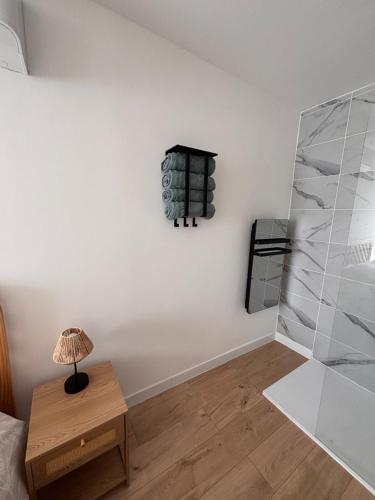 a room with a table and a lamp on a wall at La maison du vignoble in Beine