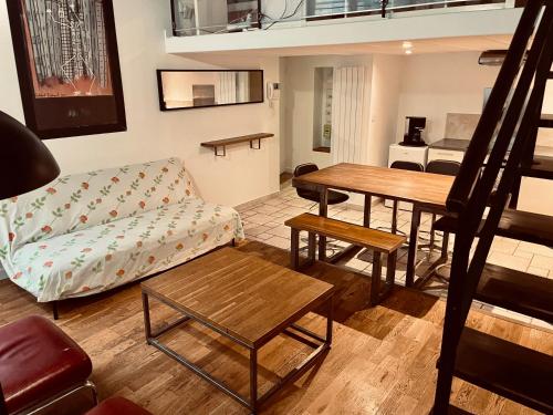 un salon avec un canapé et une table dans l'établissement Le Calme de l’Opera., à Lyon
