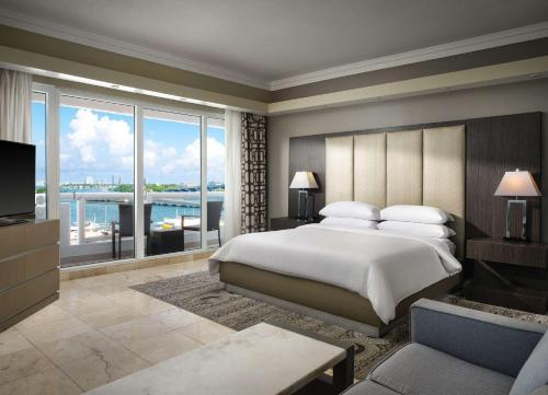 Postel nebo postele na pokoji v ubytování DoubleTree by Hilton Grand Hotel Biscayne Bay