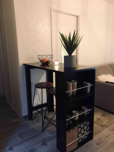 - un bureau noir avec une chaise et une plante dans l'établissement STUDIO CENTRE VILLE avec PARKING PRIVATIF, à Cagnes-sur-Mer