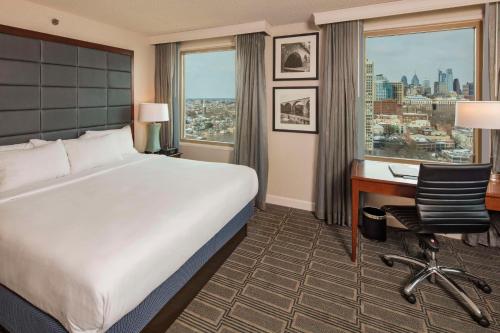 Ένα ή περισσότερα κρεβάτια σε δωμάτιο στο Hilton Philadelphia at Penn's Landing