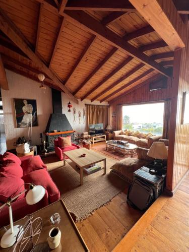 ein Wohnzimmer mit Couch und Kamin in der Unterkunft Casa de playa con vista al mar in Santo Domingo