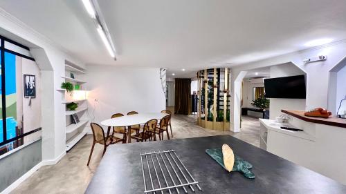 a kitchen and dining room with a table and chairs at Coliving Ajaccio in Ajaccio