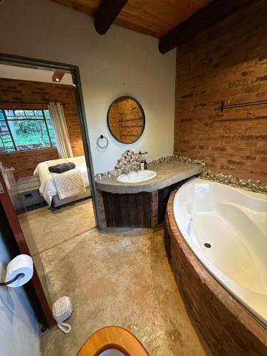Koupelna v ubytování Wild Fig Cottage with Tickle Tub in Hartbeespoort