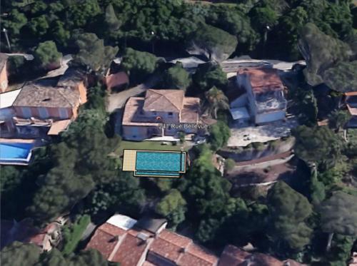 una vista aérea de una casa con piscina en Piscine chauffée et magnifique vue mer! à10 mns de la plage & du centre!, en Cavalaire-sur-Mer