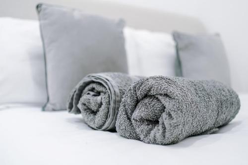 リーズにあるStylish 1BR Apartment in Leeds City Centreのカウンターの上にタオルが2枚置かれている