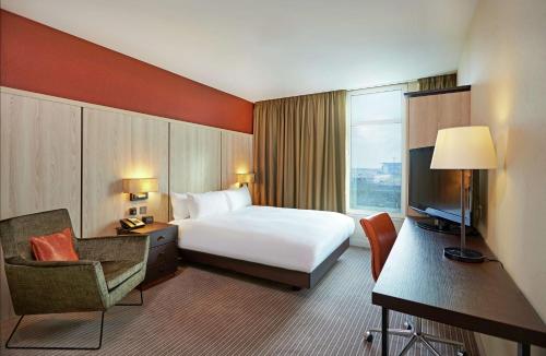 Deluxe Queen Room with Balcony and View
