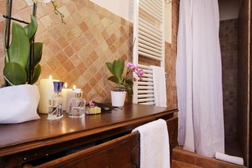 a wooden counter with candles and flowers on it at Borgo San Lorenzo a Linari in San Rocco a Pilli