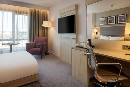 TV a/nebo společenská místnost v ubytování Hilton Garden Inn Dublin City Centre