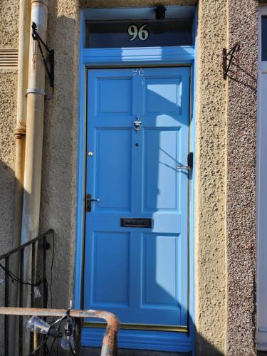 a blue door on the side of a building at Spacious 2-Level Home by the Beach & Transport in Methil