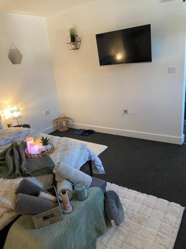 una camera con due letti e una TV a schermo piatto di Gorgeous 1 Bedroom Apartment Near Heathrow a Colnbrook