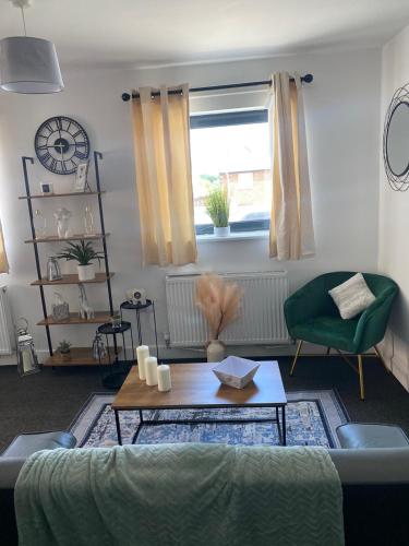 un soggiorno con un divano e un tavolo di Gorgeous 1 Bedroom Apartment Near Heathrow a Colnbrook