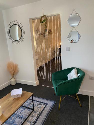 Area soggiorno di Gorgeous 1 Bedroom Apartment Near Heathrow
