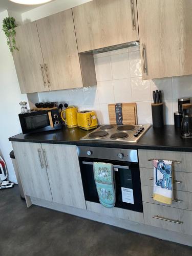 Cucina o angolo cottura di Gorgeous 1 Bedroom Apartment Near Heathrow