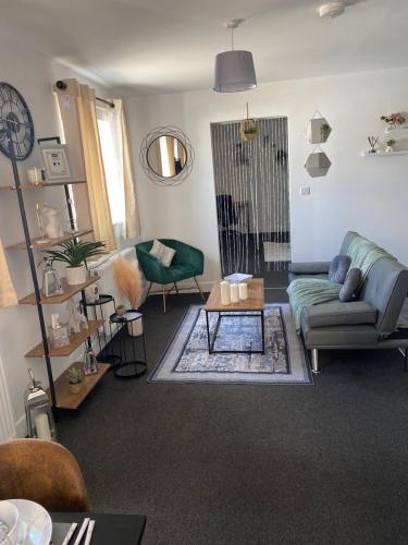 Area soggiorno di Gorgeous 1 Bedroom Apartment Near Heathrow
