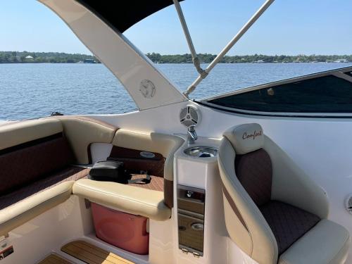 Udsigt til en flod der løber i nærheden af båden