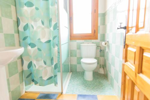 e bagno con servizi igienici, finestra e doccia. di Casa Poniente - Casa Rural Los Cuatro Vientos a Moratalla