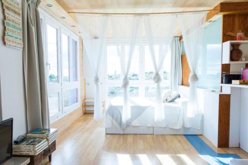 una camera da letto con un letto e una grande finestra di Atico Solano CR Los Cuatro Vientos a Moratalla