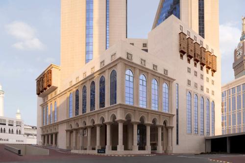 メッカにあるHilton Hotel & Convention Jabal Omar Makkahの上に時計塔がある建物