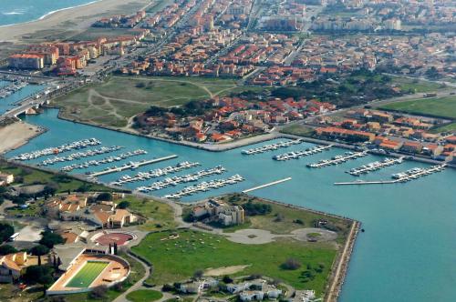 an aerial view of a marina with a bunch of boats at T2 lumineux & paisible à quelques pas du sable fin in Le Barcarès