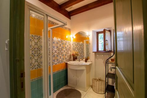une salle de bain avec lavabo et douche dans l'établissement Le Baron Perché, à Saint-Cyprien
