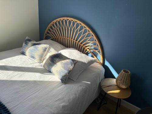 une chambre avec un lit avec une tête de lit en bois dans l'établissement Les Lilas Gare Centre 2 Pers, au Mans