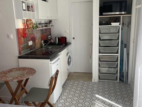 Il comprend une petite cuisine équipée d'un évier et d'un lave-vaisselle. dans l'établissement Studio climatisé en bord de mer avec parking à Hyères - FR-1-335-204, à Hyères