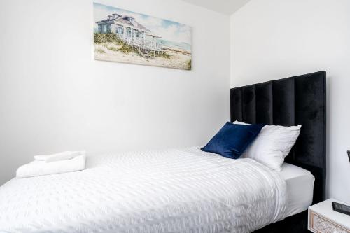 Ένα ή περισσότερα κρεβάτια σε δωμάτιο στο 4BDR house,8 guests, Contractor Stays , Holiday home, Free Parking, Reliable WiFi, Worksite and Amenities Nearby!