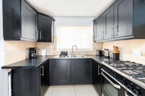 Η κουζίνα ή μικρή κουζίνα στο 4BDR house,8 guests, Contractor Stays , Holiday home, Free Parking, Reliable WiFi, Worksite and Amenities Nearby!
