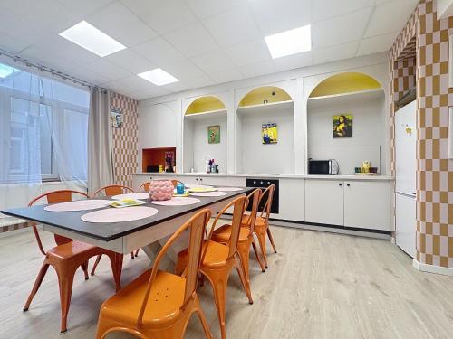 a large kitchen with a table and chairs at Chez Monique - Appartement à Dunkerque, Hypercentre in Dunkerque