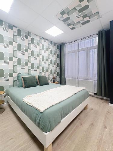 une chambre avec un grand lit dans une pièce dans l'établissement Chez Monique - Appartement à Dunkerque, Hypercentre, à Dunkerque