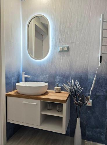 a bathroom with a sink and a mirror at Mi Casa Mar in Mosonmagyaróvár