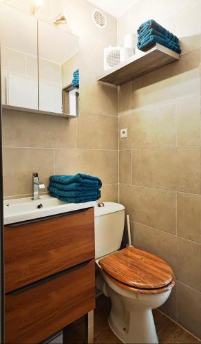 une salle de bain avec toilettes et lavabo dans l'établissement Le lac des reflets dorés - Établissement classé 3 étoiles ATOUT FRANCE, au Barcarès