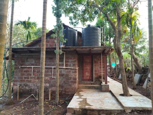 Taman di luar The Pardalewadi Farmhouse